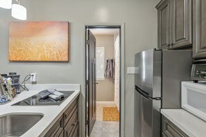 Fridge, microwave, stovetop, coffee/tea maker - Relaxing end unit getaway in the heart of park city (Park City)