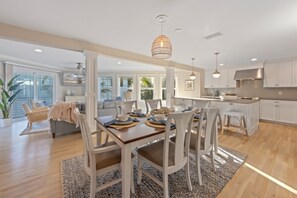 Maison, 4 chambres | Cuisine privée | Réfrigérateur, four, cafetière/bouilloire, grille-pain