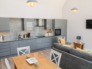 Fridge, dishwasher, electric kettle, toaster - Willow Cottage (Ilfracombe)