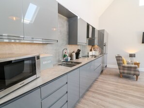 冰箱、洗碗机、电热水壶、烤面包机