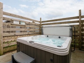 Outdoor spa tub - Richrose Chapel (Spalding)