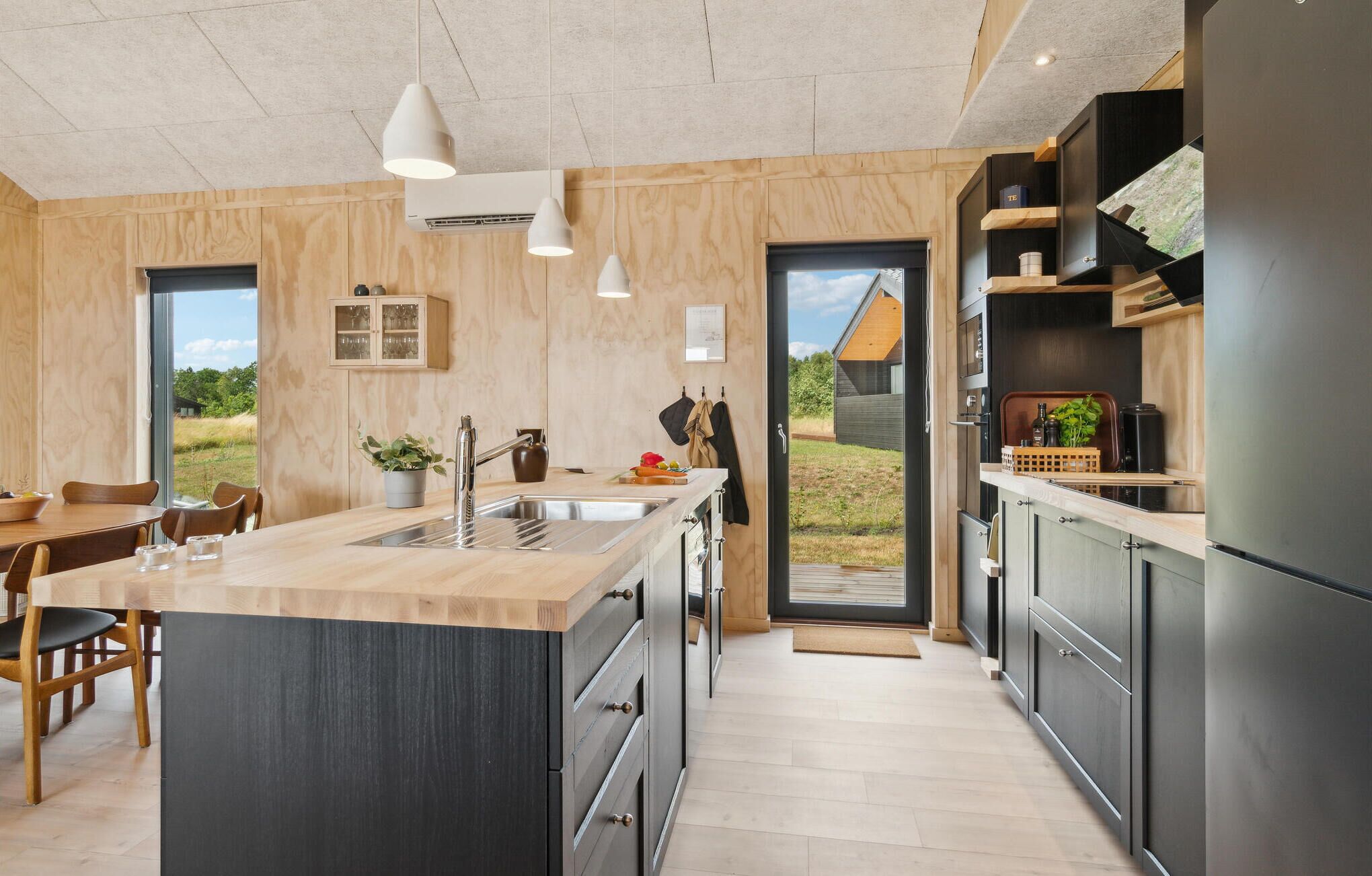 Fridge, oven, dishwasher, coffee/tea maker