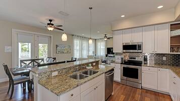 House, 6 Bedrooms | Private kitchen | Fridge, oven, coffee/tea maker, toaster