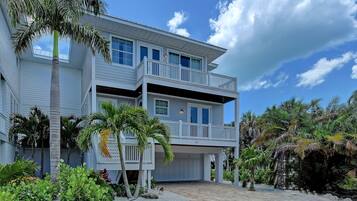 House, 6 Bedrooms | Exterior