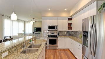 House, 6 Bedrooms | Private kitchen | Fridge, oven, coffee/tea maker, toaster