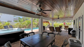 House, 6 Bedrooms | Outdoor dining