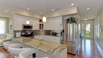 House, 6 Bedrooms | Private kitchen | Fridge, oven, coffee/tea maker, toaster