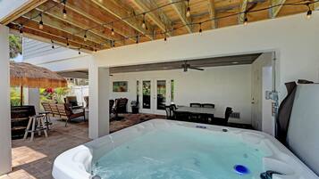 House, 6 Bedrooms | Outdoor dining