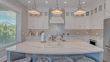 House, 5 Bedrooms | Private kitchen | Fridge, oven, coffee/tea maker, toaster