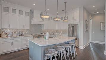 House, 5 Bedrooms | Private kitchen | Fridge, oven, coffee/tea maker, toaster