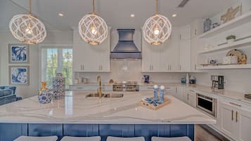 House, 4 Bedrooms | Private kitchen | Fridge, oven, coffee/tea maker, toaster