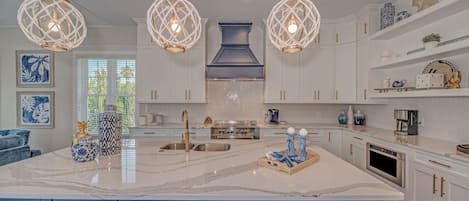 House, 4 Bedrooms | Private kitchen | Fridge, oven, coffee/tea maker, toaster