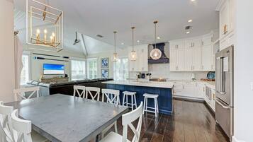 House, 4 Bedrooms | Private kitchen | Fridge, oven, coffee/tea maker, toaster