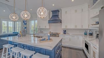 Nhà, 4 phòng ngủ | Bếp riêng | Tủ lạnh, lò nướng, dụng cụ pha cà phê/trà, lò nướng bánh mì