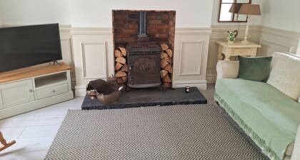 Centrally Located, 2 Bedroom Cottage Style House