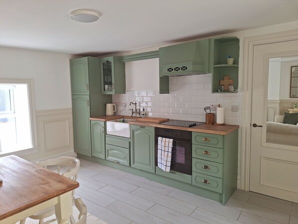 Maison | Cuisine privée | Réfrigérateur, four à micro-ondes, un four, surface de cuisson