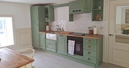 Centrally Located, 2 Bedroom Cottage Style House