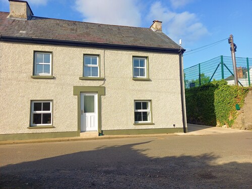 Centrally Located, 2 Bedroom Cottage Style House