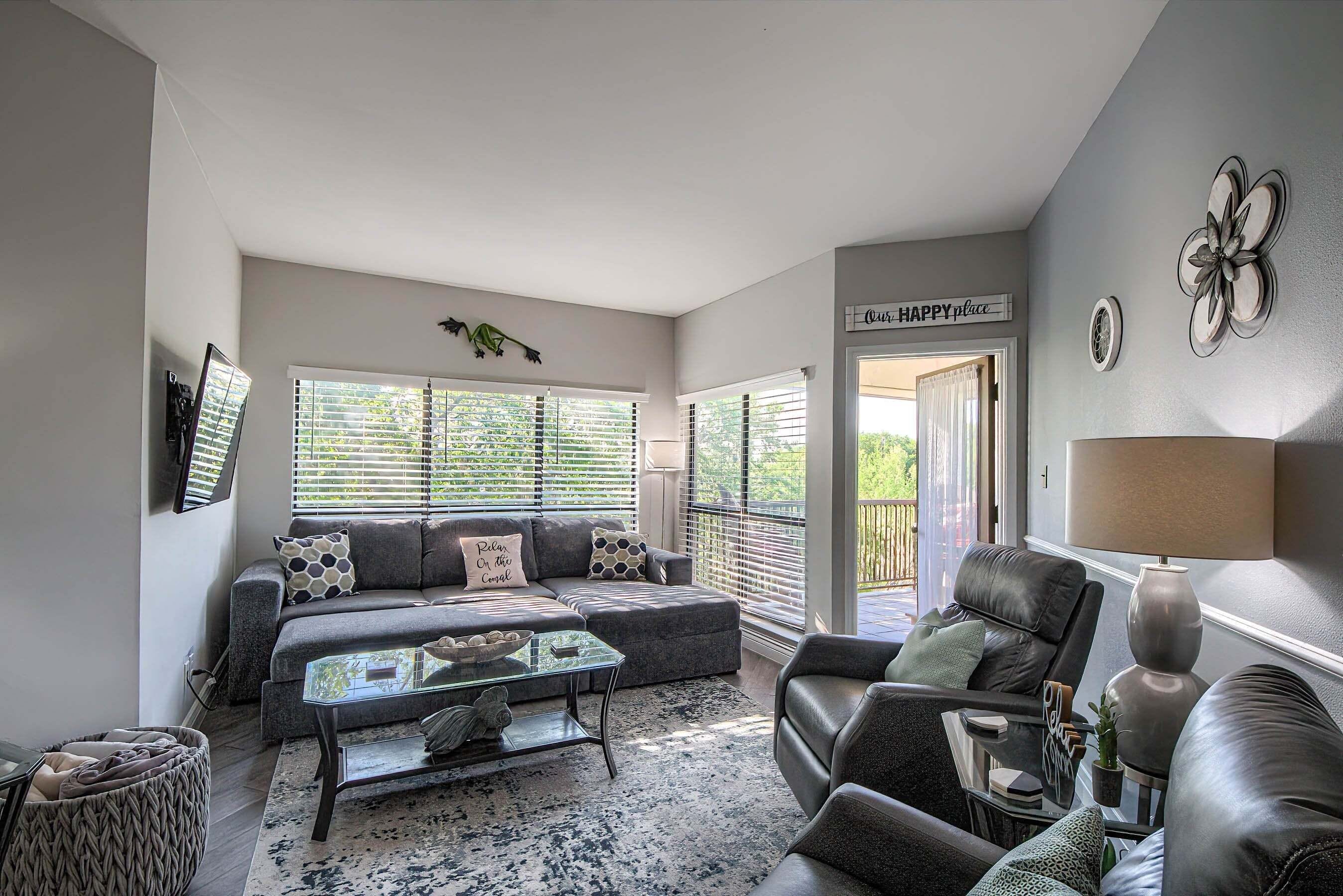 Condo, 2 Bedrooms | Living area | Smart TV