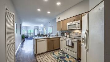 Condo, 2 Bedrooms | Private kitchen | Fridge, oven, stovetop, coffee/tea maker