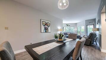 Condo, 2 phòng ngủ | Nội thất