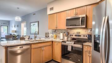 Condo, 2 phòng ngủ | Bếp riêng | Tủ lạnh, lò nướng, bếp nấu, dụng cụ pha cà phê/trà