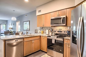 Condo, 2 habitaciones | Cocina privada | Refrigerador, horno, parrilla de estufa y cafetera y tetera