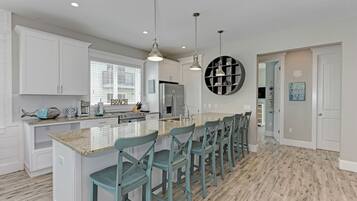 House, 6 Bedrooms | Private kitchen | Fridge, oven, coffee/tea maker, toaster