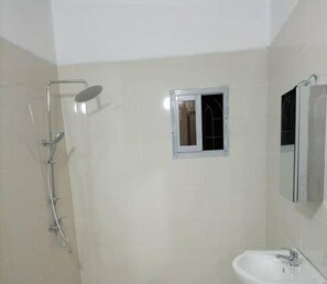 Apartemen | Kamar mandi | Shower dan handuk