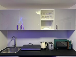 House | Private kitchen | Fridge, microwave, stovetop, electric kettle