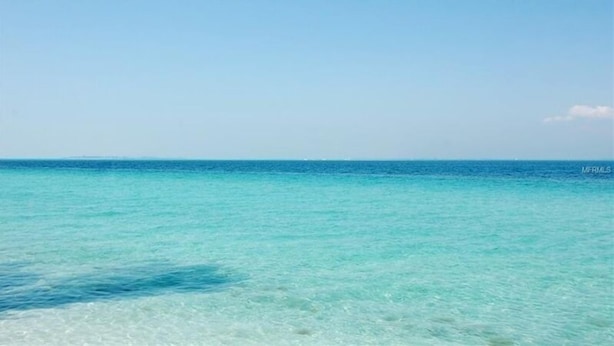 A clear view of a calm sea with a distant horizon. - Footprints in the Sand managed by Beach Retreats (Holmes Beach)