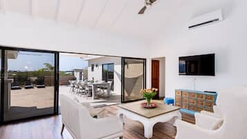 House (3 Bedrooms) | Living area