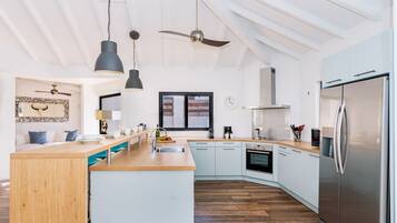 Casa (3 Bedrooms) | Cozinha privada | Micro-ondas, cooktop, lava-louças