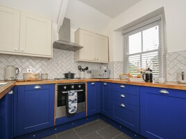 Geladeira, lava-louças, chaleira elétrica, torradeira