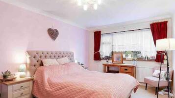 3 bedrooms, iron/ironing board, WiFi (free), bed sheets