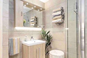 Shower, hair dryer, towels - Peaceful,captivating Home With Idylic Surroundings (Hoddesdon)