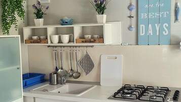 House | Dapur peribadi | Peti sejuk, ketuhar gelombang mikro, dapur, cerek elektrik