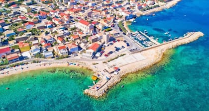 Blue - 2 Bedroom House & Hot Tub in Razanac