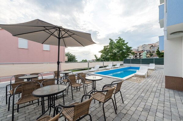 Studio, 1 grand lit | Piscine