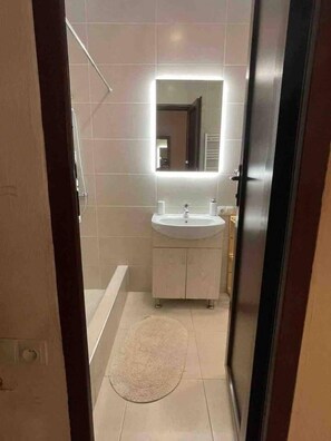 Apartemen | Kamar mandi | Shower, pengering rambut,  dan handuk