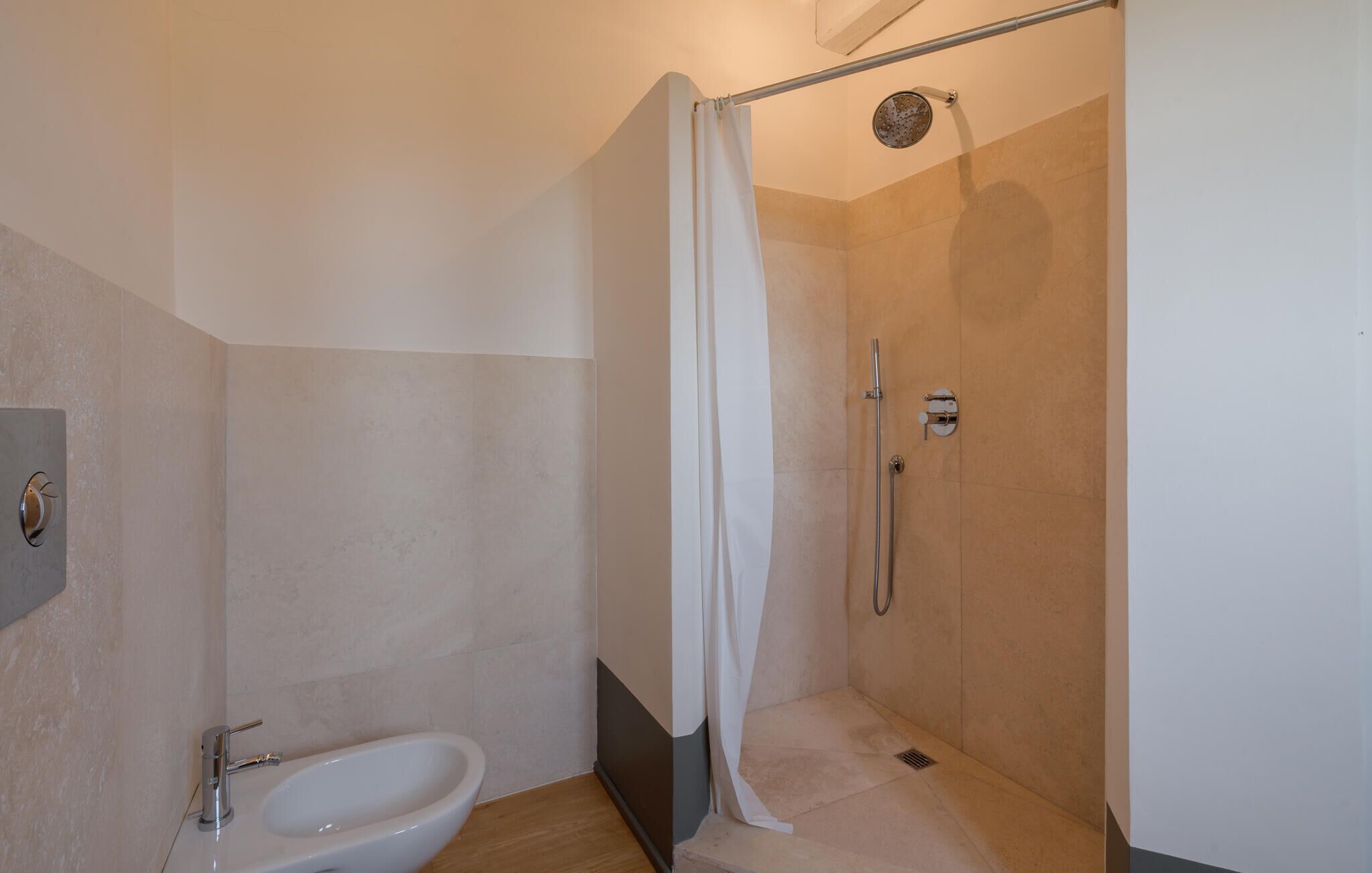 Ein Badezimmer mit Dusche, Toilette und Bidet.