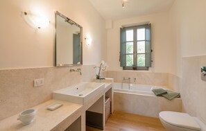 Bathtub - Nice home in Torri in Sabina with WiFi (Torri in Sabina)