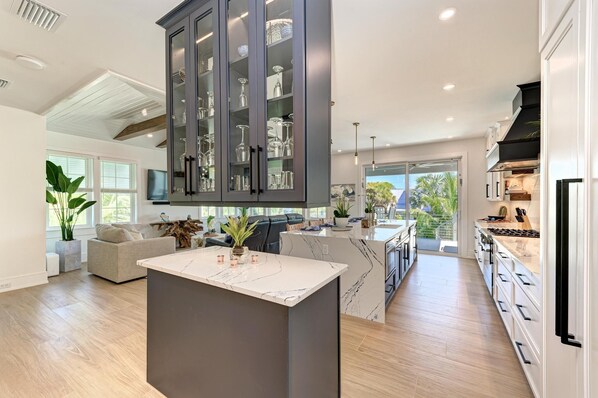 House, 4 Bedrooms | Private kitchen | Fridge, oven, coffee/tea maker, toaster