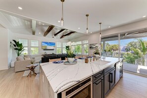 House, 4 Bedrooms | Private kitchen | Fridge, oven, coffee/tea maker, toaster