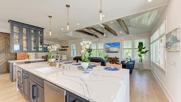 Nhà, 4 phòng ngủ | Bếp riêng | Tủ lạnh, lò nướng, dụng cụ pha cà phê/trà, lò nướng bánh mì