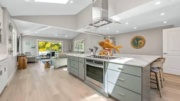 House, 4 Bedrooms | Private kitchen | Fridge, oven, coffee/tea maker, toaster