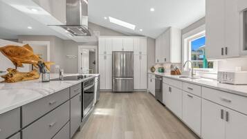 Nhà, 4 phòng ngủ | Bếp riêng | Tủ lạnh, lò nướng, dụng cụ pha cà phê/trà, lò nướng bánh mì