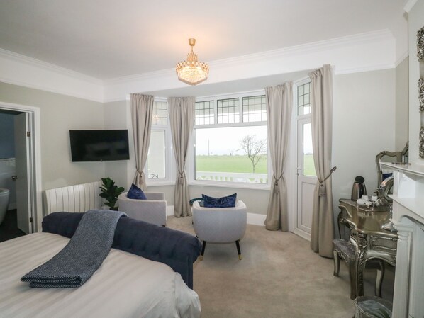 5 bedrooms, individually decorated, individually furnished, free WiFi - Russell House (Paignton)