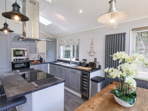 Réfrigérateur, lave-vaisselle, bouilloire électrique, grille-pain