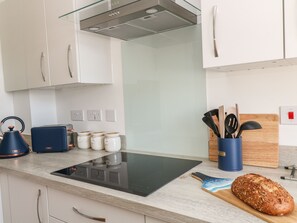 雪櫃、洗碗機、電熱水壺、多士爐